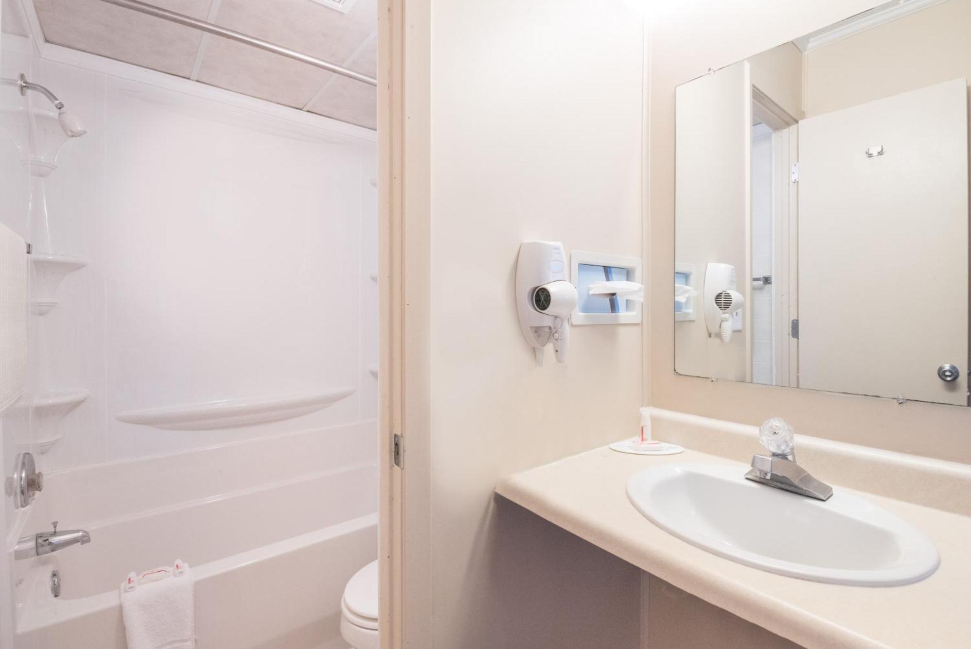 Knights Inn And Suites - Grand Forks Dış mekan fotoğraf