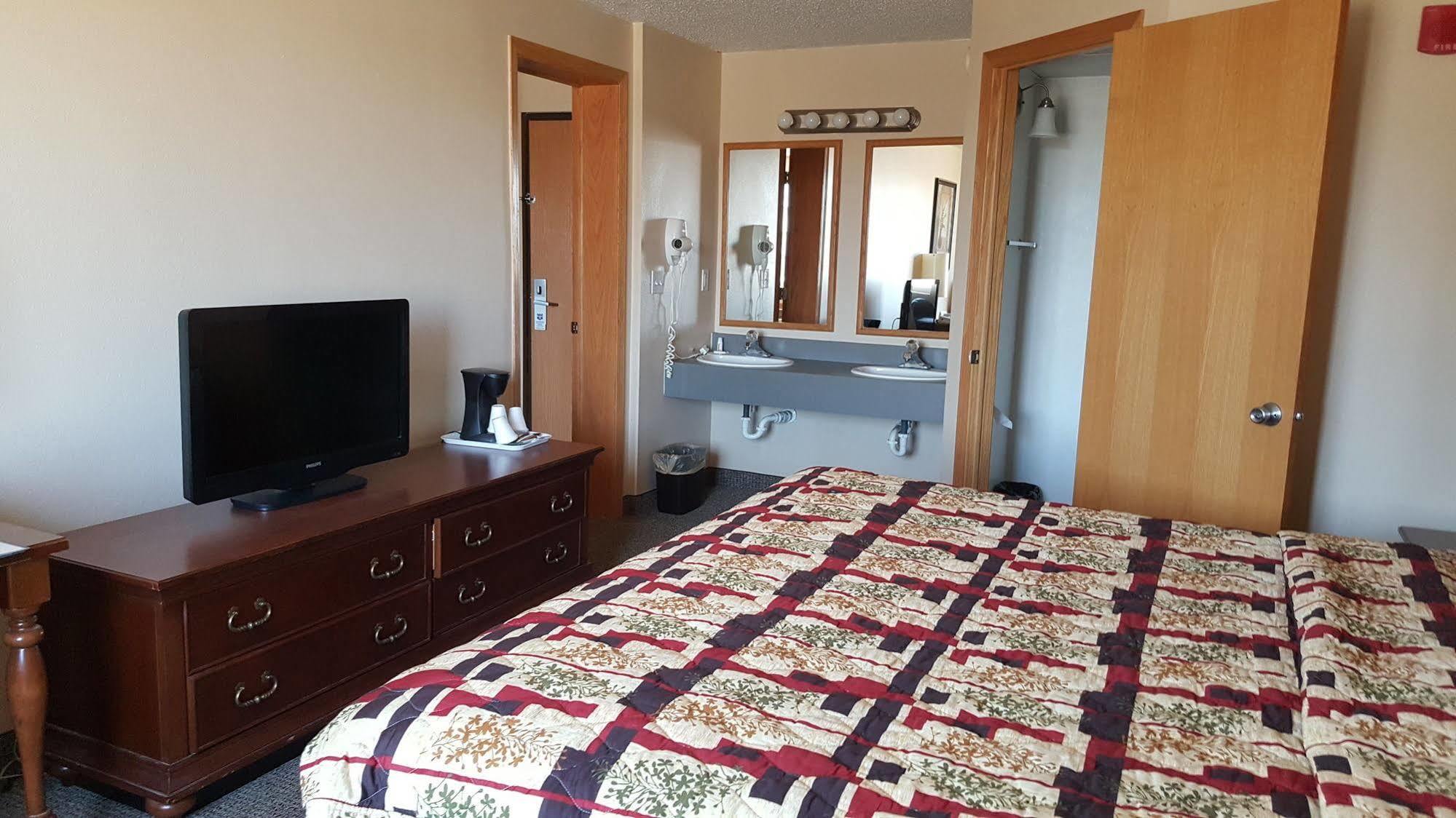 Knights Inn And Suites - Grand Forks Dış mekan fotoğraf
